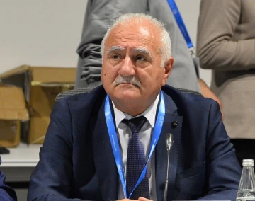 Hikmət Əlizadə: Yaxın zamanlarda alternativ enerjidən istifadə edən məktəblərimizin yaradılacağına inanıram