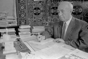 Mir Cəlal Paşayevin Azərbaycan müəllimlərinin IV qurultayında çıxışı – QƏZETİN ARXİVİNDƏN