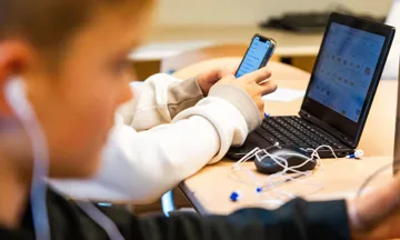 Ekspert: Kiçikyaşlı şagirdlər smartfonların müstəqil istifadəsinə hazır deyillər