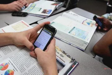 Məktəblərdə telefon və digər ağıllı cihazlardan istifadə qadağandır