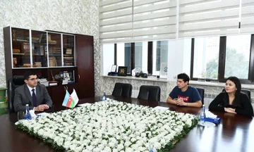 Rektor universitetdə elmi-tədqiqat təcrübəsi keçən qazaxıstanlı tələbələrlə görüşüb
