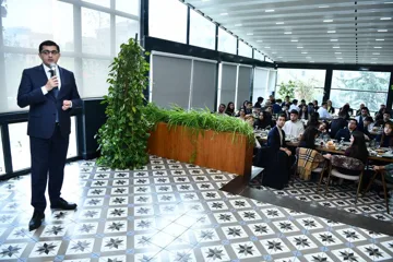 ADNSU rektoru 100 uğurlu tələbə ilə görüşüb