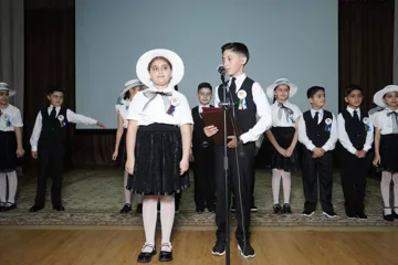 Məktəblilər səhnədə: Problemlərini sakit, “dərd”lərini gülərək həll edirlər - REPORTAJ