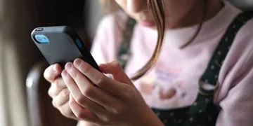 Azərbaycanda uşaqların “TikTok”a girişinin qadağan edilməsi təklif olunur