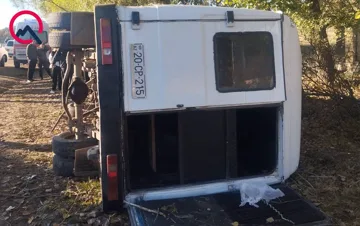 Müəllimləri daşıyan mikroavtobus aşıb